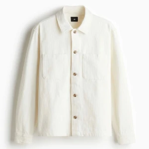 Crémevit overshirt från H&M  - Säljer en stilren vit overshirt från H&M i bomull, då den inte kommer komma till användning för min kille. Skivkar egna bilder på jackan vid intresse🙏🏼