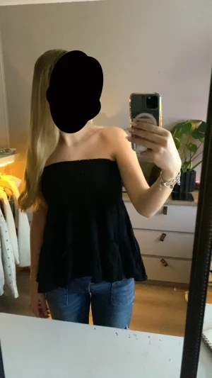 Svart bandeau tubtopp - Säljer en svart bandeau tubtopp med volangkant nedtill. Toppen är axelbandslös och har en luftig, flowy passform 🤍 aldrig använd 