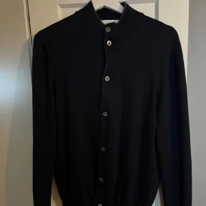 Gran Sasso cardigan - Tjena, säljer min marinblåa Gran Sasso cardigan/ kofta i stolek 52 vilket motsvarar M, den är i fint skick. Någon fråga är det bara att skriva🙌pris är diskuterbart