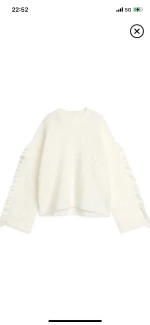 Vit stickad tröja med volangärmar - Superfin stickad tröja med volanger på ärmarna från arket, helt slutsåld på hemsidan❤️ stolek xs. Nypris 990