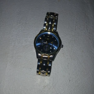 Blå och guld herrklocka - En bra banbony klocka som är ny. Köpte den för 500. Den är bra och funkar väl