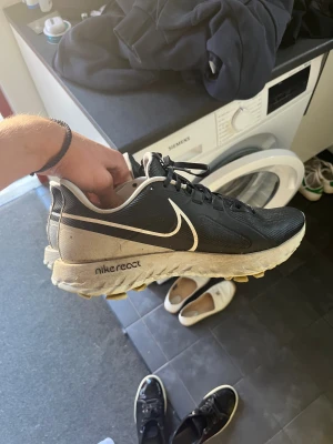 Nike React Infinity Pro Golfskor - Nike React Infinity Pro golfskor i storlek 43. Skick 8/10 endast gräsfläckar. Använda ungefär en och en halv säsong. Nypriset ligger på 2000