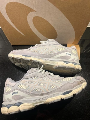 Asics Gel Nyc Ivory/Mid Grey EU 41,5 - Riktigt snygga Asics skor som är efterlängtade. Skorna passar alla stilar. 👟  De har täcken på användning vilket syns på bilderna men är ungefär helt nya.   Skick: 8/10✅  Fraktas inom 24h📦  Priset är förhandlingsbart. Skriv privat vid frågor!💯👍