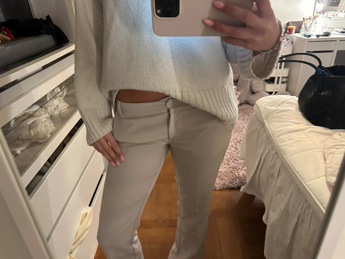 Beiga kostymbyxor med raka ben - 3