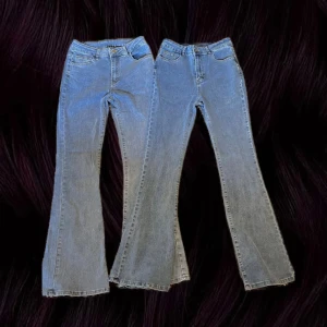 2st stretchiga bootcut jeans - Från SHEIN, säljer båda tillsammans. Båda är storlek M och har innerbenslängden 81 cm. Midjehöjden är 27cm (high rise). Höfter är 42 cm. Materialet är stretchigt och  jeansen är två olika nyanser (se bild 2).  ⚠️⚠️Eftersom de aldrig är använda har de en kemikalsk lukt som förhoppningsvis försvinner efter ett par tvättar