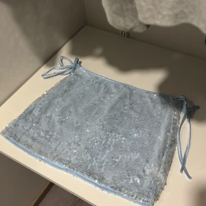 Ljusblå paljettkjol med knytband - Supersöt ljusblå kjol🩵framlängd 31,5 cm