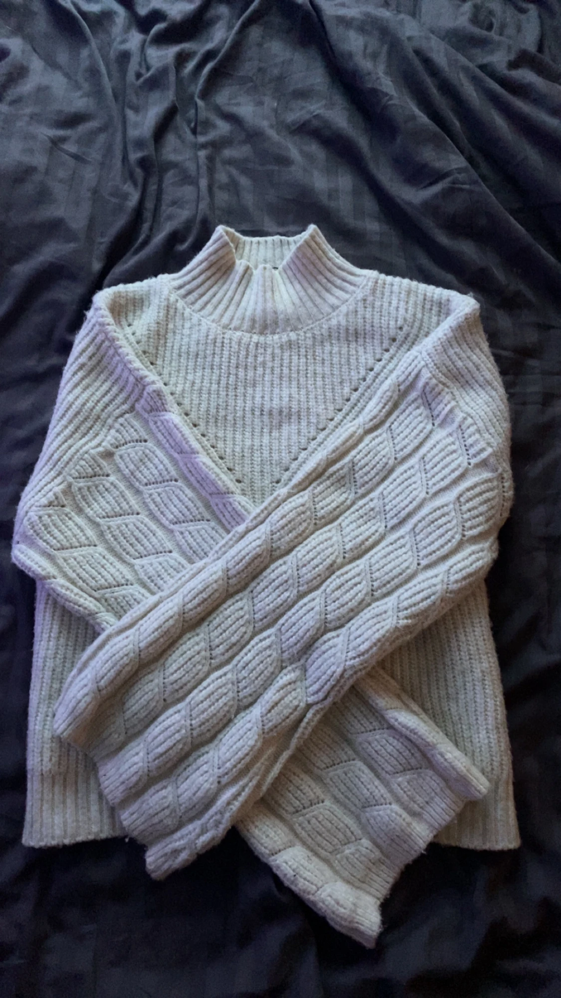 Vit stickad polotröja med mönstrade ärmar