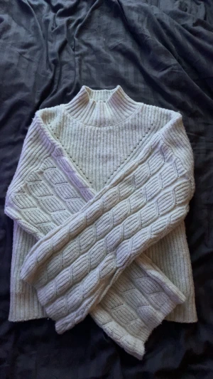 Vit stickad polotröja med mönstrade ärmar - Säljer en vit stickad polotröja med högt ribbat krage från Lindex! 🤍