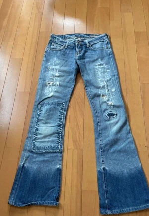 Japanska lågmidjade jeans - Jeans som är köpta i japan, skit snygga och utsvängda!  Midja -36 cm, grenmått-18 cm, innerbenslängden-76 cm
