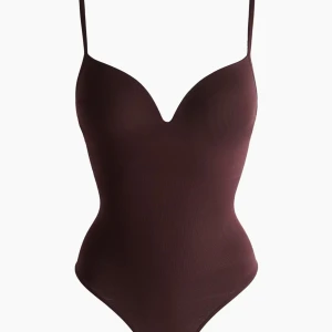 Body från hm - Jättesnygg röd body från hm!😍 Testad två gånger och lappen är kvar, men tyvärr för stor i kupan❤️