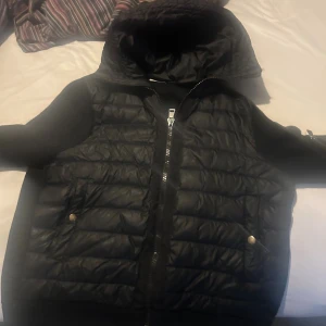 Svart cardigan från Moncler - Säljer nu en riktigt fet Cardigan ifrån Moncler! Jackan är i väldigt bra skick, de ända defekterna ligger längst ner på armarna och det  visas på bild 4 och 5. Priset är inte hugget i sten. Hör gärna av er om ni har några frågor eller funderingar!😃