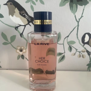 La Rive Her Choice Eau de Parfum - Använd ett fåtal gånger, se hur mycket som är kvar i bilden🩷