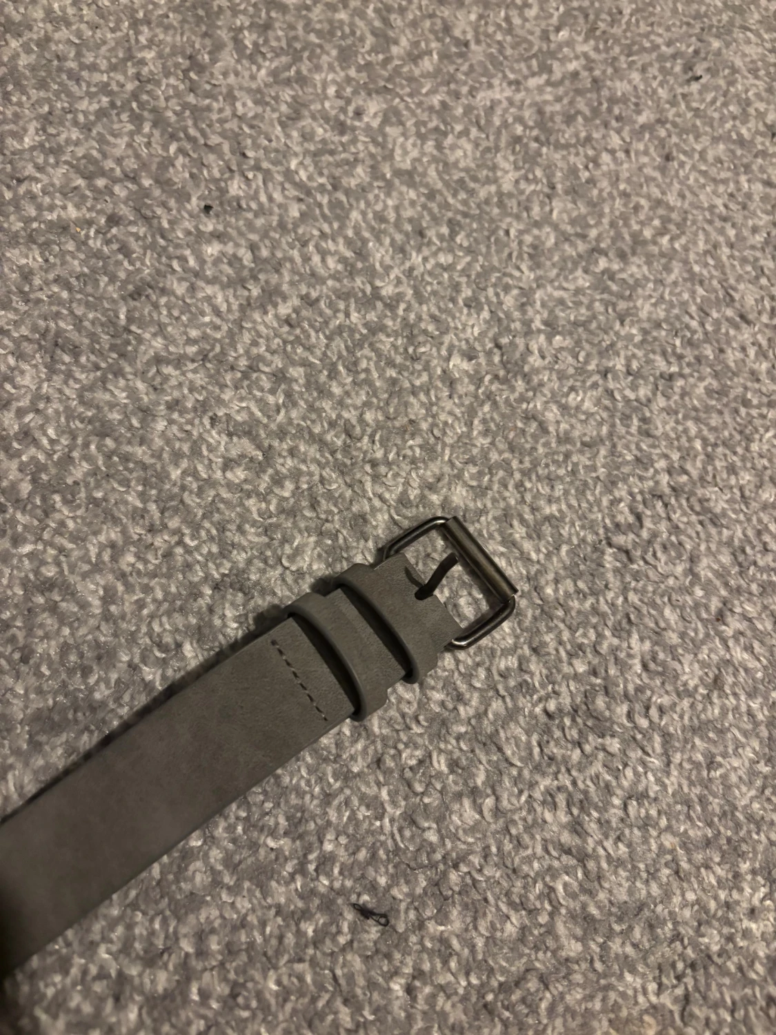 Grått skärp i mocka med metallspänne - 2