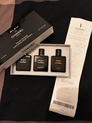 Bleu de Chanel 3-pack set - Exklusivt set med tre Bleu de Chanel för herrar: Eau de Toilette, Eau de Parfum och Parfum. Varje flaska innehåller 30 ml. Perfekt för dig som vill testa olika intensiteter av en ikonisk doft från Chanel. Tillverkad i Frankrike. Ingredienser finns på förpackningen.