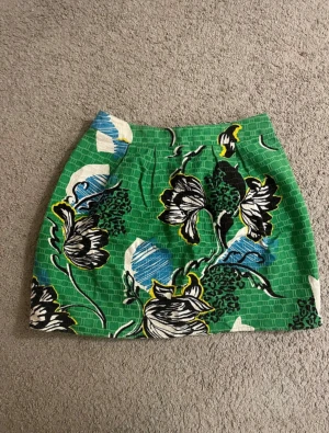 Mönstrad kjol - Grönmönstrad kjol i storlek S, 36, från river Island med dragkedja bak