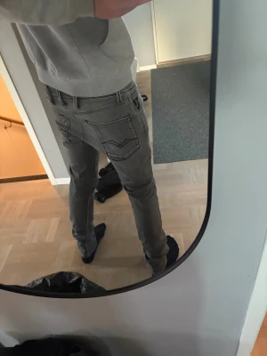 Replay grå jeans slim fit - Säljer ett par grå jeans från Replay med snygga slitningar och kontrastsömmar. Modellen är slim fit med raka ben och klassiska fem fickor. Jeansen har låg midja och är tillverkade i mjukt denim-material med stretch för extra komfort. Storlek 28/32, de är i ett fint skick, inga skador eller liknande. Bara att höra av sig vid frågor/funderingar.