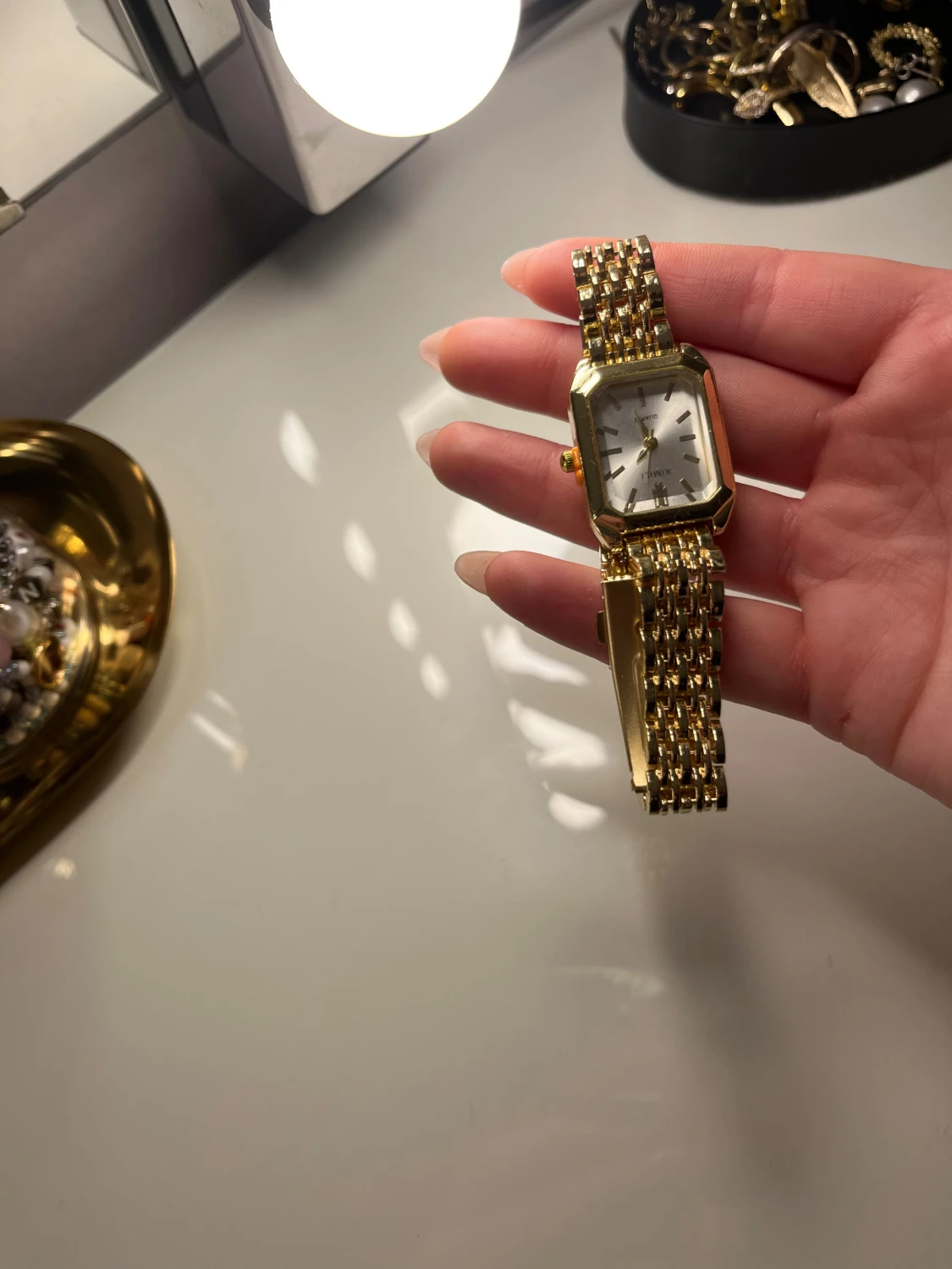 Guldfärgad fyrkantig klocka  - 5