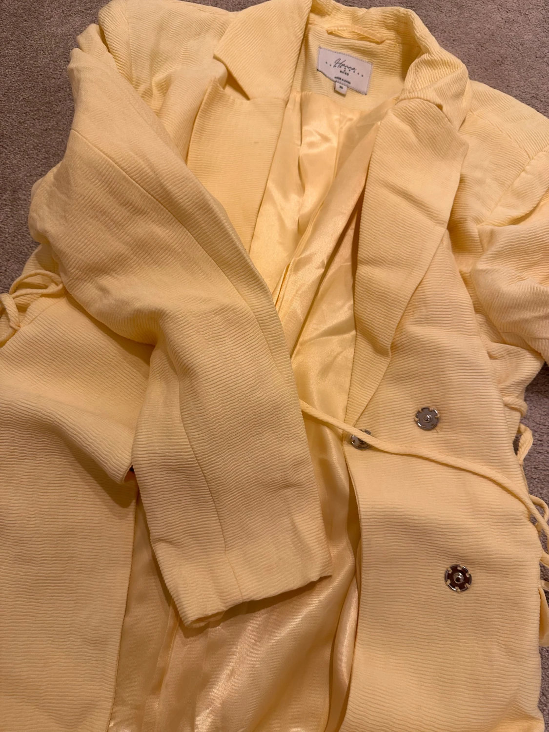 Gul blazerklänning Hanna Schönberg x NA-KD - 2