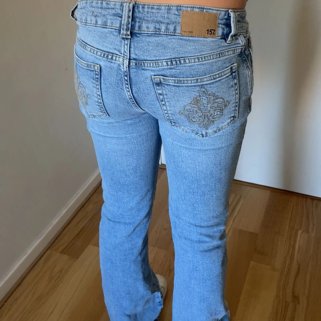 Blå bootcut jeans med broderade fickor - 3