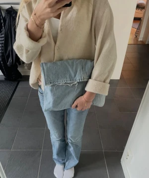 Datorfodral tillverkad av återvunna jeans - Vi på ReCase UF tillverkar datorfodral tillverkade av gamla jeans. Vi ser så klart till så att kvaliteten på jeansen är bra och tåliga. Hör av er om ni har frågor💙💙Datorfodralet passar till en dator som är 14tum eller mindre. Obs! Priset är ej prutningsbart och ni står själva för frakt!