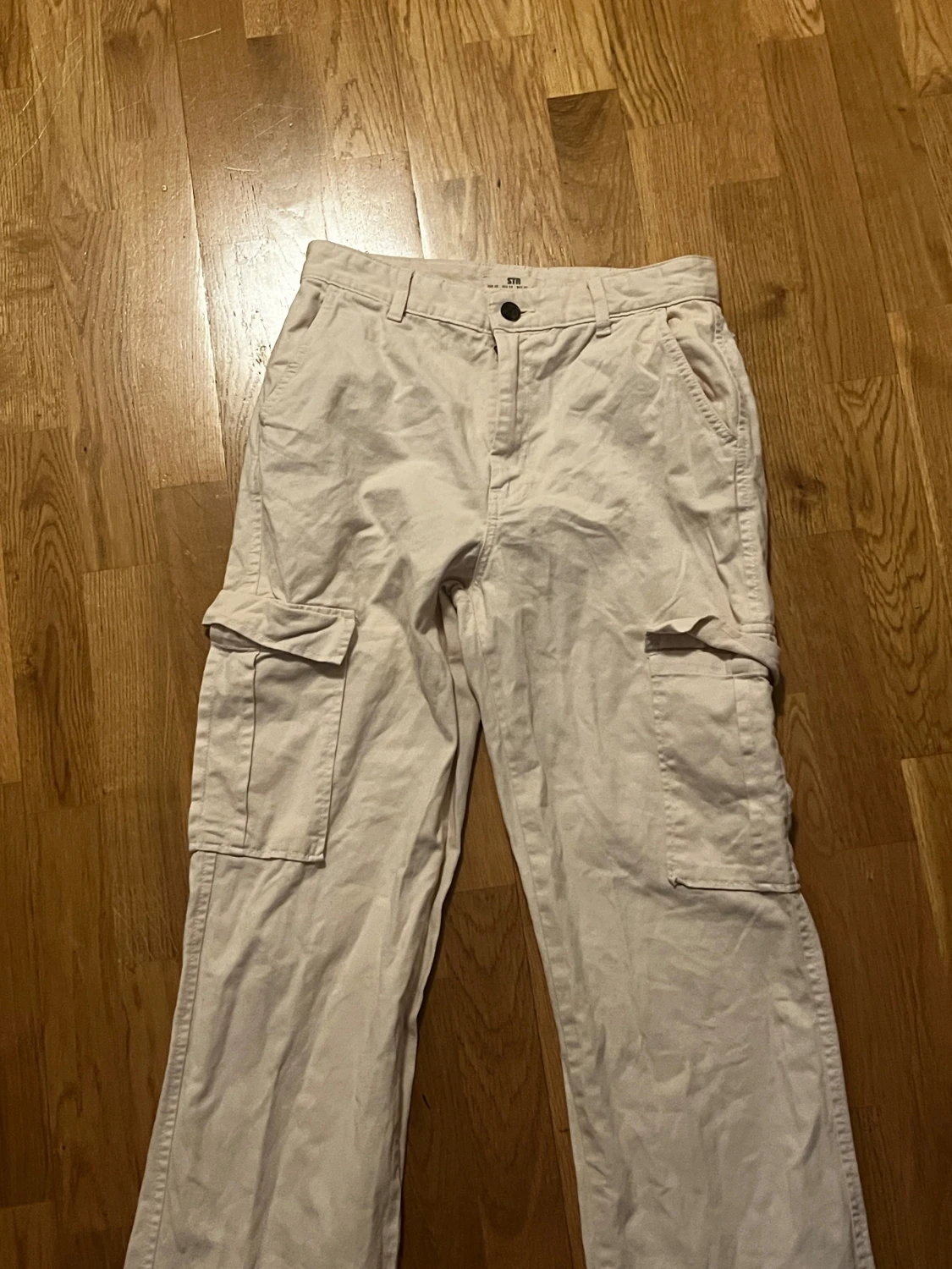 Beige cargobyxor  från Stradivarius  - 4