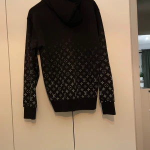 Svart hoodie med monogrammönster - Svart LV hoddie 