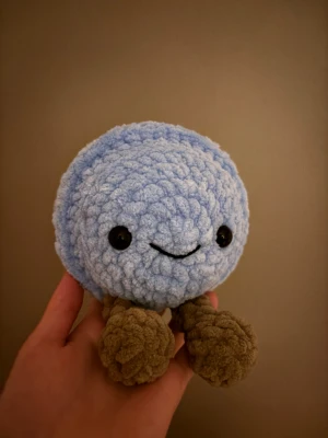 Virkad jellycat macaron gosedjur - En supersöt virkad liten macaron jellycat, i fluffigt och mjukt garn av blått. Denna är perfekt som present åt din kompis, ditt barn, din mamma eller någon du tycker om!🥰🩵