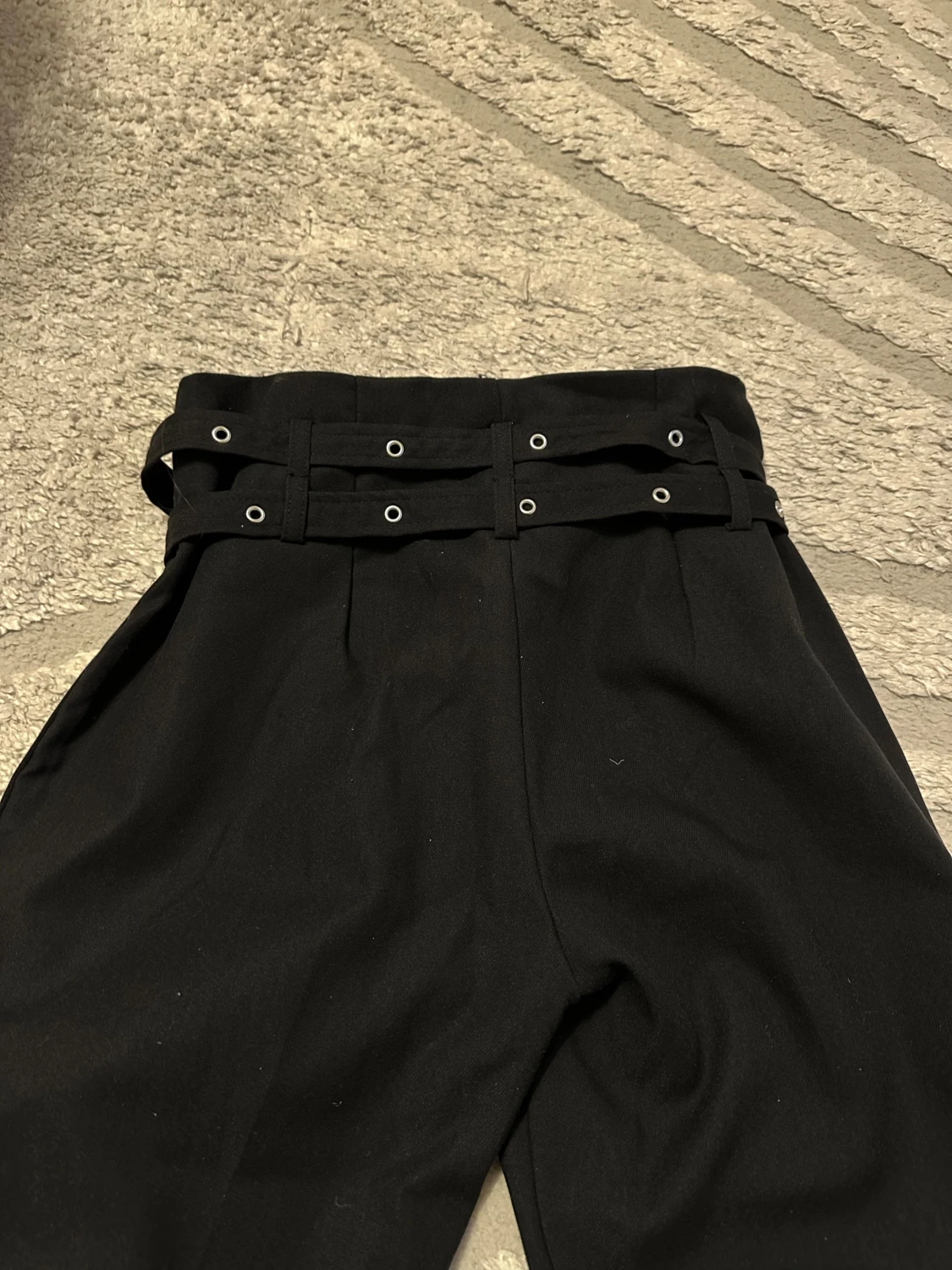 Svarta högmidjade byxor med bälte - 2
