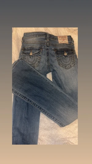 bootcut true religion jeans  - snygga blåa true religion jeans nästan helt oanvända och nytt skick storlek 23, kom privat för fler bilder💗