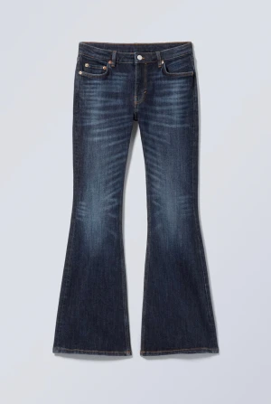 Flared weekday jeans - Weekday jeans med utsvängda ben och låg midja. Använda några gånger men säljer pga att de är lite för små för mig.