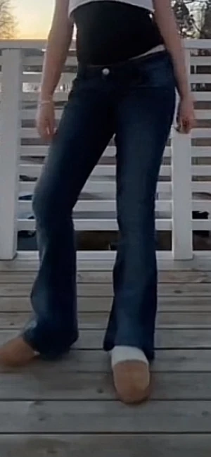 Gina 14+ jeans mörkblå storlek M - Mörkblå jeans som är superlågmidjade och är använd ett par fåtal gånger, jag säljer dem pågrund av att dem inte passar och är lite korta för mig ( jag är ca 167-170 ) dem är i storlek M, skicka till mig för mer info!