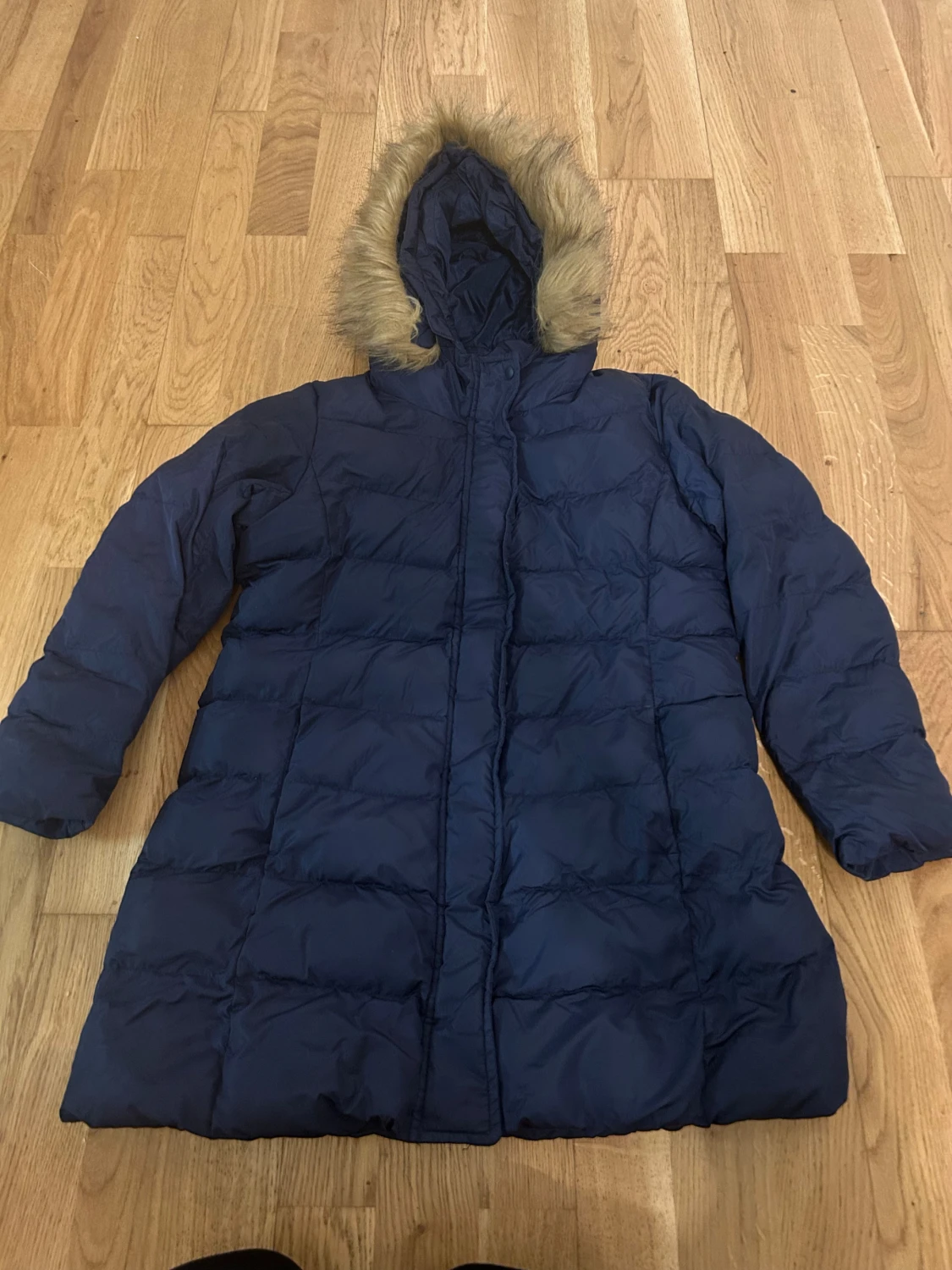 Mörkblå lång dunjacka från Uniqlo