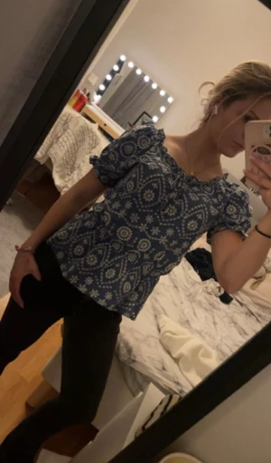 Marinblå blus - Säljer en blå blus från old navy med unikt och snyggt mönster. Den är köpt i USA och finns inge längre att köpa