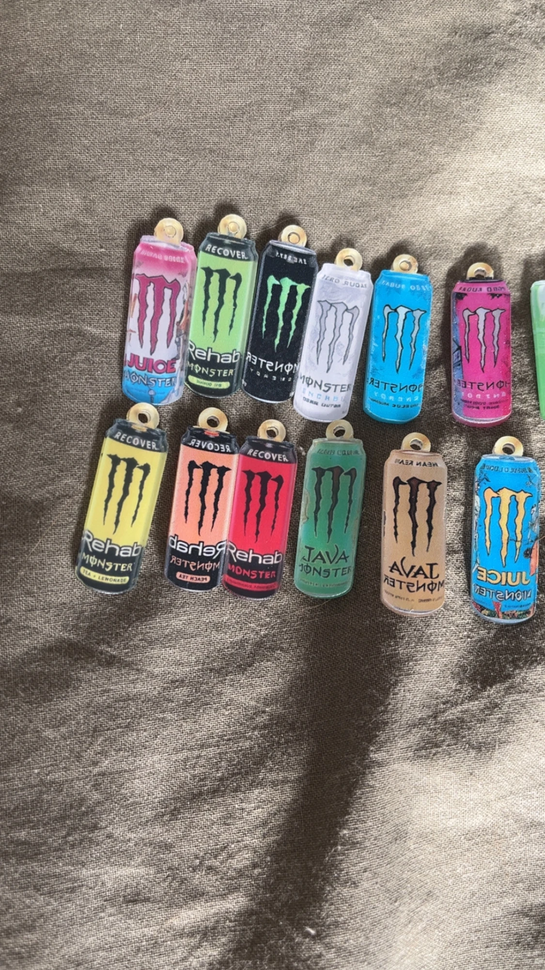 Färgglada Monster & Red Bull berlockhängen - 1