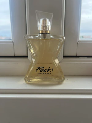 Rock! by Shakira parfym - säljer min parfym pga att den sällan används. vet inte exakt vad jag köpte de för men säljer för 200kr. använd en gång tryck gärna på köp nu. vid fler frågor är det bara att skriva 