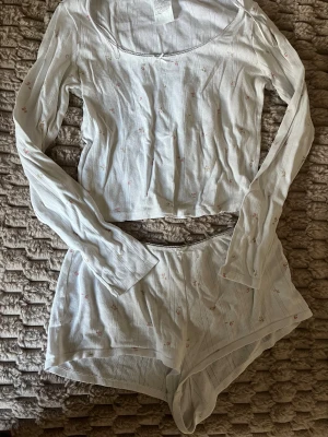Pyjmas set - Jättesöt Blommigt pyjamas set i fint skick från H&M, storlek S!