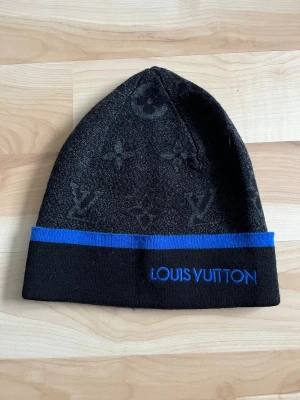 Louis Vuitton mössa - Använd ett fåtal gånger. Säljer då jag har ändrat stil. Box ingår och pris går att diskuteras vid snabb affär. Tar även byten, helst mot den svarta modellen av denna mössa. Möts ej!