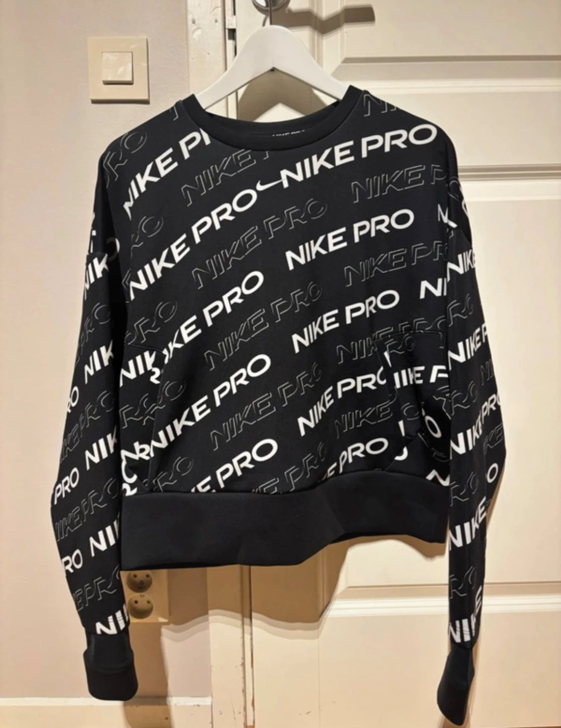 Nike Pro svart sweatshirt med logga
