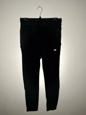 Nike byxor svart - Svarta Nike mjukisbyxor i mycket bra skick, pm vid intresse.