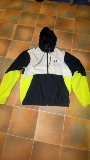 Under armour jacka  - En gul svart under armour jacka i storlek M. Pris kan diskuteras!