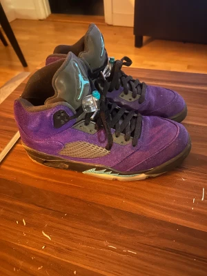 Nike Air Jordan 5 Grape suede sneakers - Ett par rätt insane Jordan 5 till salu‼️‼️‼️Säljer dem då dem sällan kommer till användning nu för tiden Storlek: 🇺🇸US10/🇪🇺Eu44. Köpta på Herr Judith i stockholm för typ två år sedan för 1700kr. Tyvärr inge kvitto (😢) så är beredd att släppa dem för betydligt billigare. Har tecken på användning men inget sjukt asså skulle ändå säga de bra kvalle på dem🔥🔥🔥💪💪