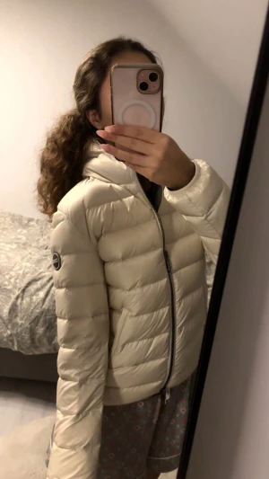 Colmar jacka - En helt ny Colmar jacka i st 34 som motsvarar XS. Den är i en jätte fin vit/beige färg som inte syns så bra på bilden. Enbart använd en gång och köp för mindre än en månad sen. Nypris ligger på 4,500kr. Inga defekter alls och utöver det så värmer den otroligt bra. Säljer den endast för att jag aldrig använder jackor!  