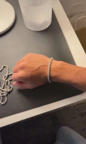 Cordell silver 925 silver 17cm - Säljer ett stilrent cordell armband i 925 silver 17 cm  med flätad design. Perfekt accessoar för dig som gillar en enkel men snygg look. Armbandet är tunt och smidigt, lätt att bära varje dag och passar till det mesta.