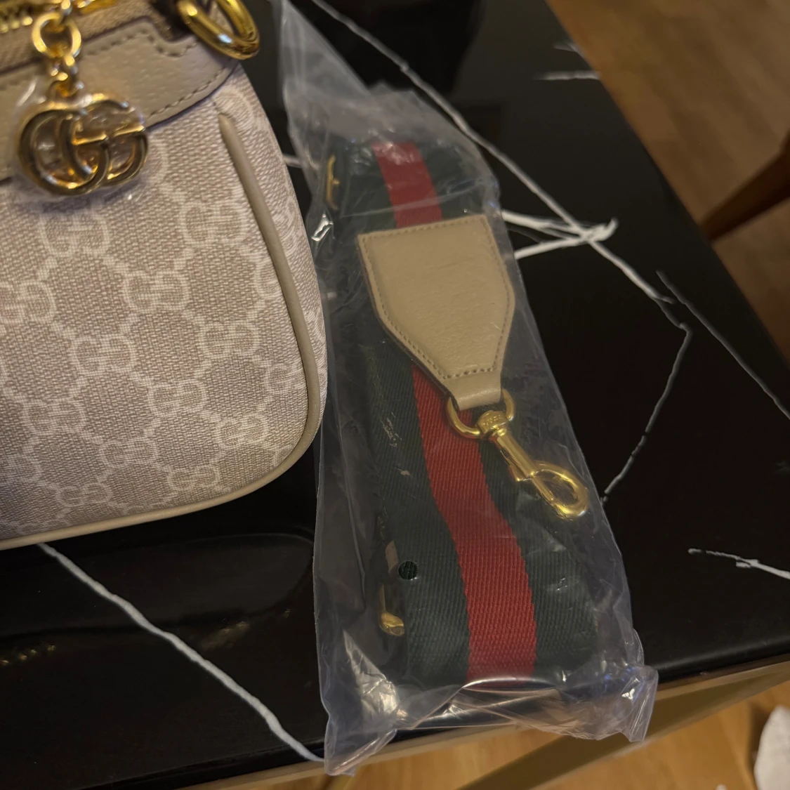 Beige axelväska från Gucci med GG-logga - 2