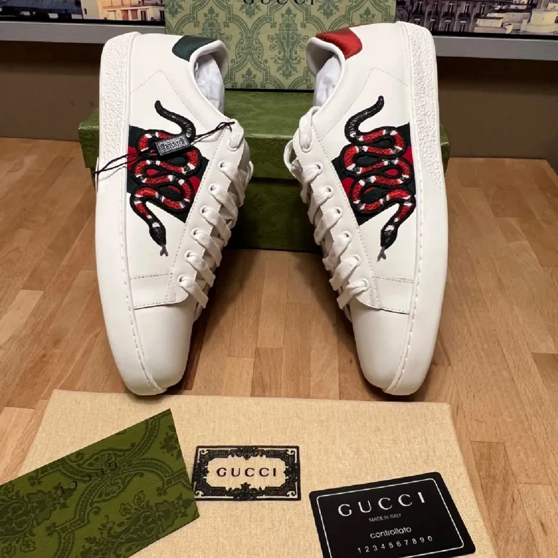 Gucci Ace sneakers med orm brodyr
