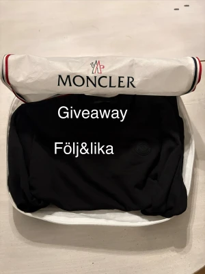 Moncler tröja - Riktigt fett Moncler tröja.✅ I storlek M. Sprillans ny✅ Allt og medföljer kvitto tvätt påse osv🤝/ för att va med i givaway följ och lika så lottar jag ut en vinnare 1 Januari.✅ Lycka till‼️