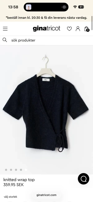 Blå omlottstickad topp  - Marinblå, stickad omlott-topp från Gina 💞 Aldrig använd så i jättebra skick! Mjuk och skön, säljer för den aldrig kommit till användning 💞💞 skriv om ni vill ha fler bilder