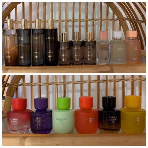 Zarasplit 🌺 - Splittar mina  Zaraparfymer i glasdekanter med spray✨️Se listor på dofter bland bilderna, obs tryck på bilderna för att se all text✨️3 ml-25 kr,5 ml-35 kr,10 ml-55 kr✨️Skriv vilka du önskar så lägger jag ut som ett nytt paket ✨️Obs❣️Just nu finns splitpaket ute med extra bra pris, kolla bland mina annonser❣️