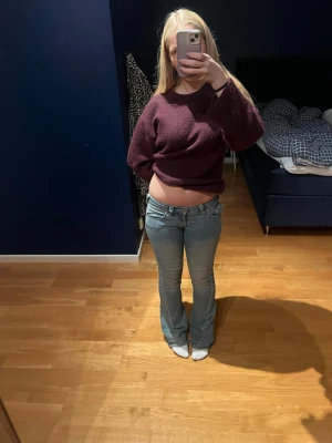 True religion jeans - Säljer ett par riktigt snygga lågmidjade jeans true religion. Modellen har bootcut-ben och coola detaljer på bakfickan. Klassisk femficksmodell och stretchigt material för skön passform. Dom är lite slitna vid benet och haft ett hål i sig förut men har sytt igen de så de inget som syns. Nypris 1300