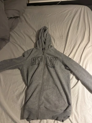 Replay tröja   - Hej! Säljer en snygg replay tröja som är i bra skick säljer den för att den är för liten. Skriv vid någon fundering. Pris kan diskuteras